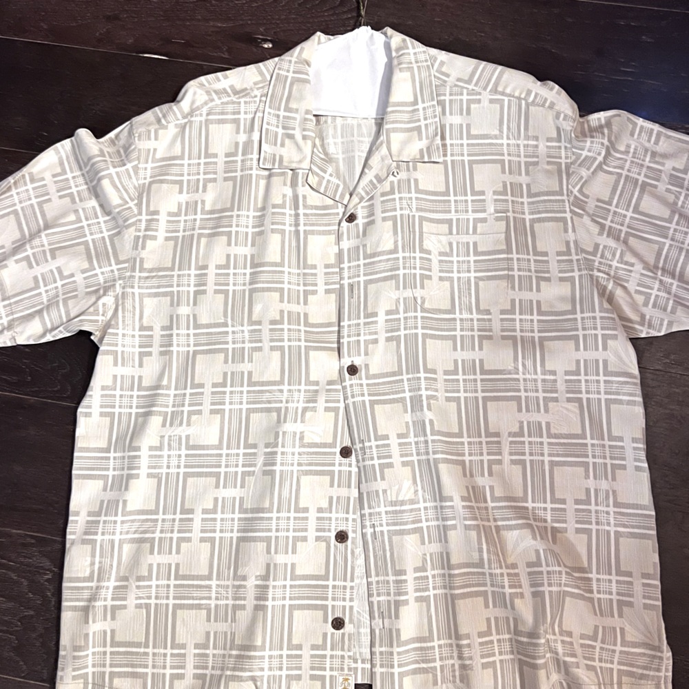 Tommy Bahama Mens button down dress shirt with collar. Color is cream and grey